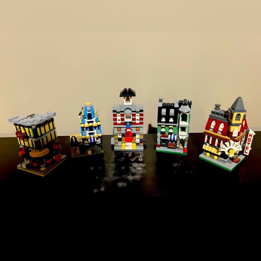 Very rare and retired Lego mini modular set 10230.